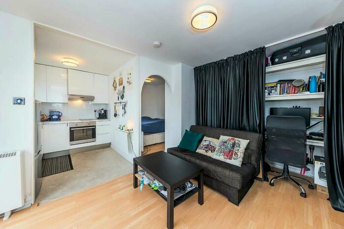 Studio To Rent In Ringwood Gardens, Isle Of Dogs, London, E14
