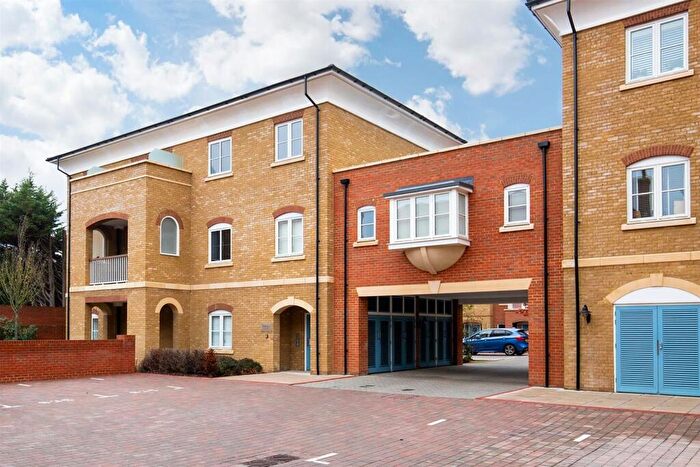 3 Bedroom Flat To Rent In High Road, London, N12