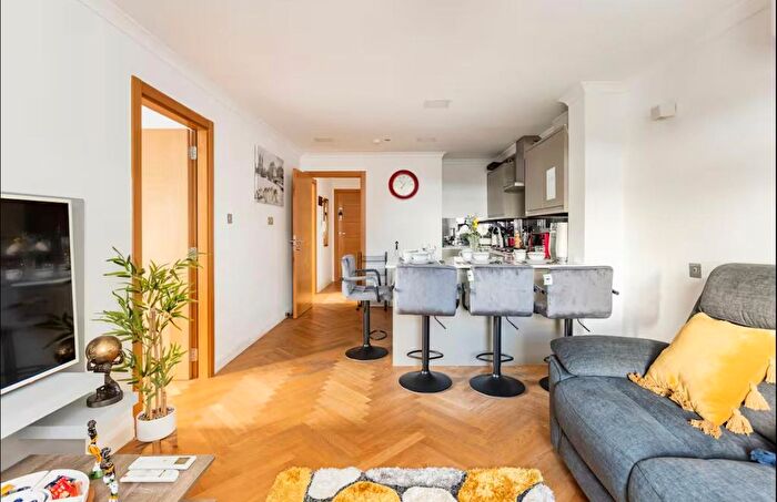 2 Bedroom Semi Detached House To Rent In London, NW11