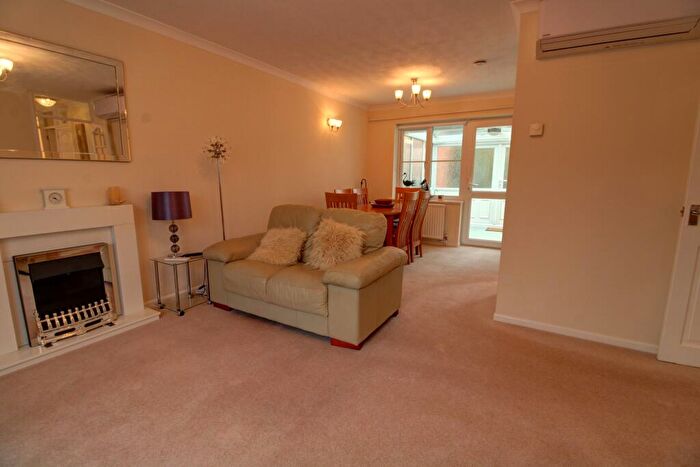 2 Bedroom Detached Bungalow For Sale In Grassington Place, Thatcham, RG19