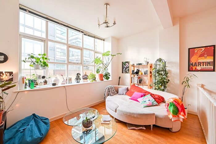 2 Bedroom Flat For Sale In City Road, Old Street, London, EC1V - Photo 2
