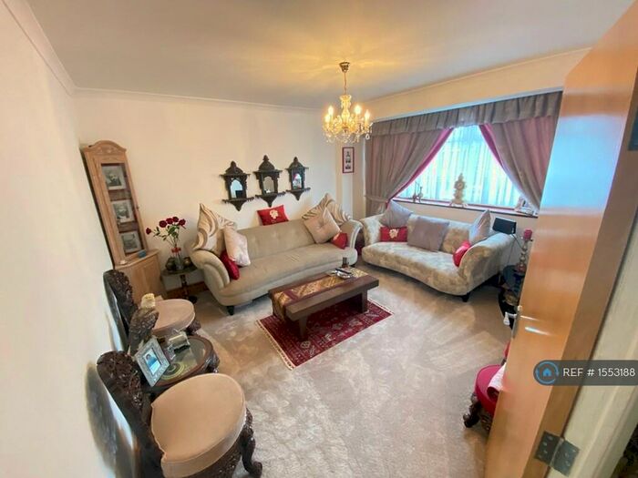 5 Bedroom Semi-Detached House To Rent In Rougemont Avenue, Morden, SM4