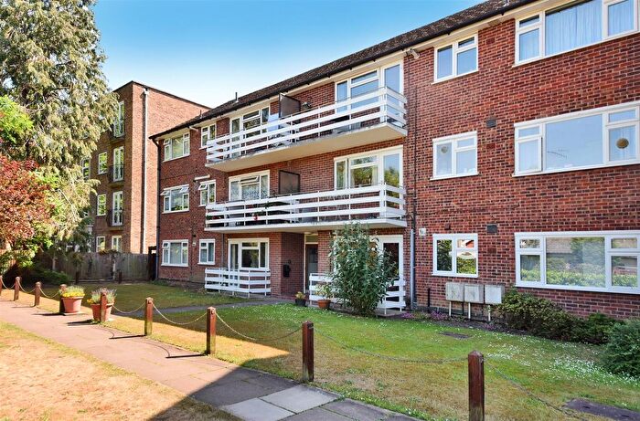 1 Bedroom Flat For Sale In St. Andrew's Square, Surbiton, KT6