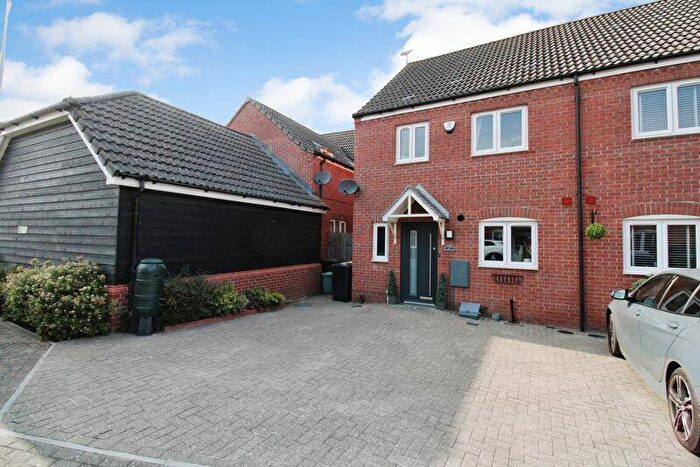 3 Bedroom Semi-Detached House For Sale In Warren Farm, Willington, MK44