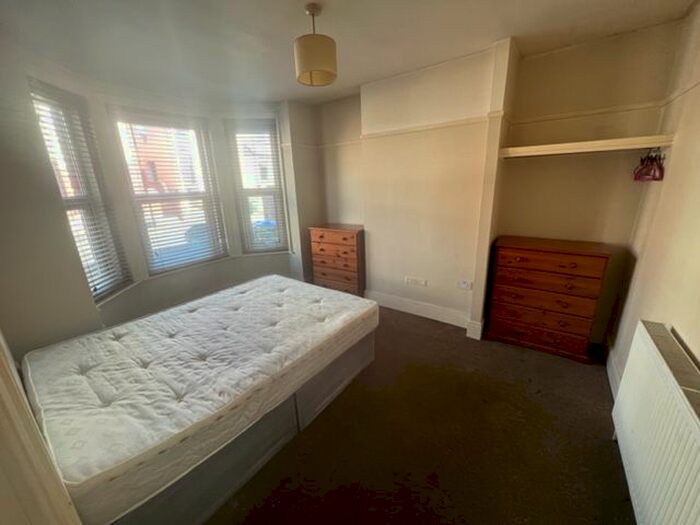 5 Bedroom Property To Rent In Newcombe Road, Polygon, Southampton, SO15