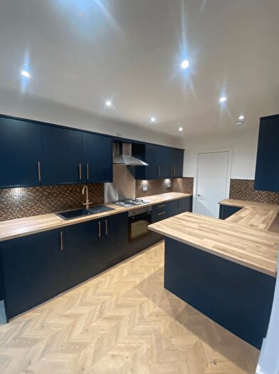 5 Bedroom Semi-Detached House To Rent In Court Drive, Croydon, CR0