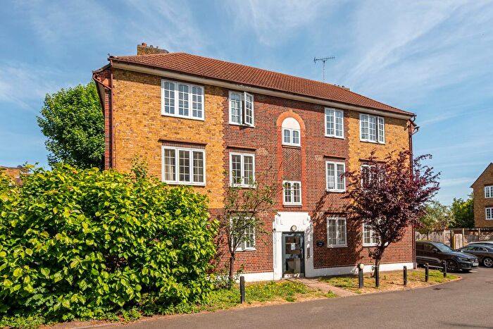 2 Bedroom Flat For Sale In Hungerford Court, Wandsworth, London, SW18