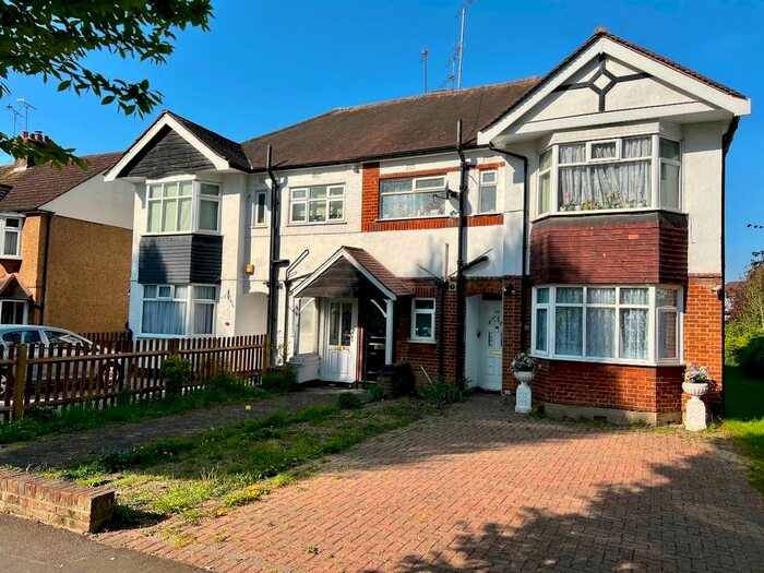 2 Bedroom Maisonette To Rent In Avenue Road, Harold Wood, Romford, RM3