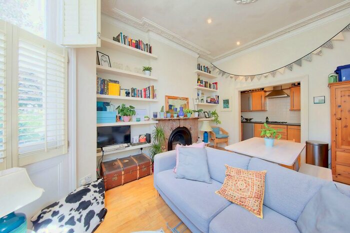 2 Bedroom Flat To Rent In Geraldine Road, Wandsworth, SW18