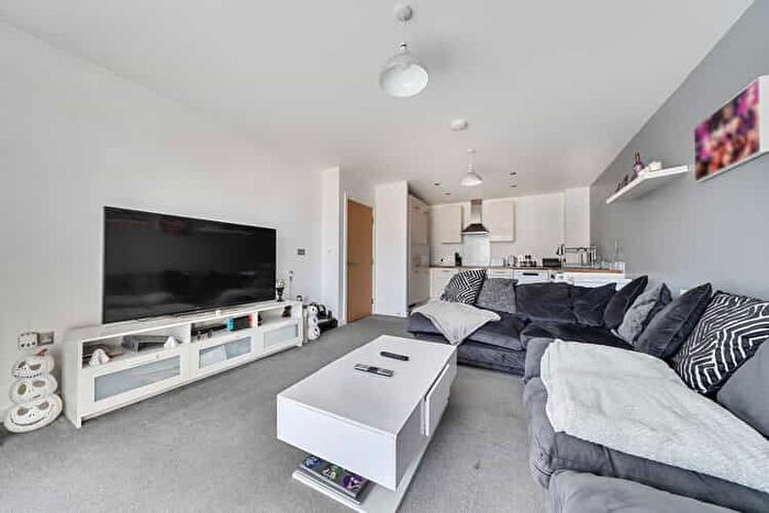 2 Bedroom Flat For Sale In Russell Square, Horley, Surrey, RH6
