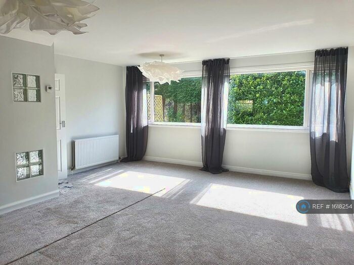 4 Bedroom Terraced House To Rent In West Park Gardens, Leeds, LS8