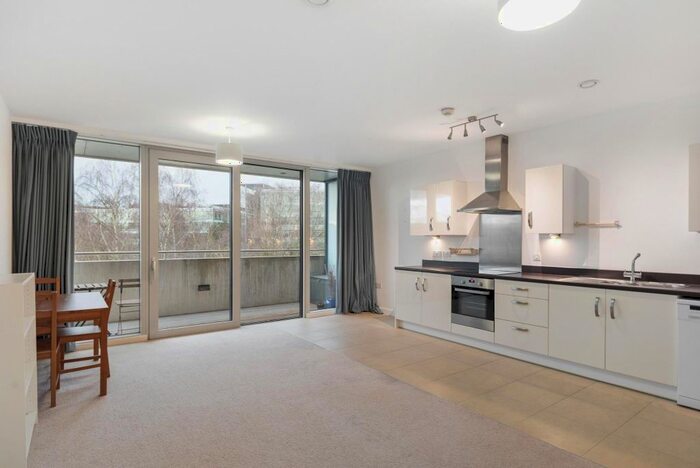 2 Bedroom Flat To Rent In Edmunds House, Colonial Drive, Chiswick, W4