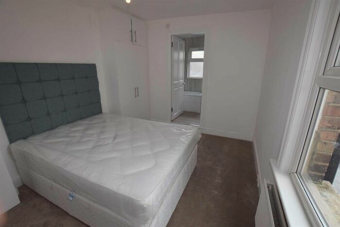 2 Bedroom Flat To Rent In Long Lane, London, N3