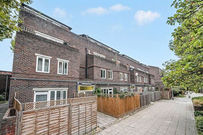 3 Bedroom Flat To Rent In Coopers Lane, King's Cross, London, NW1