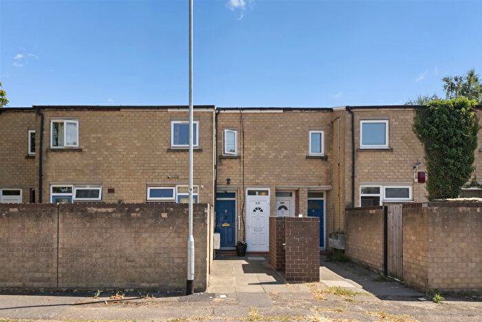 2 Bedroom Maisonette For Sale In Rosslyn Close, Hayes, UB3