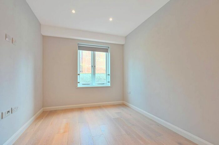 1 Bedroom Flat To Rent In Chertsey Court, Guildford, GU1