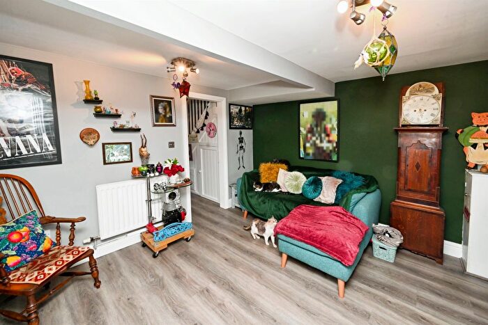 2 Bedroom End Of Terrace House For Sale In Leakes Row, Louth, LN11
