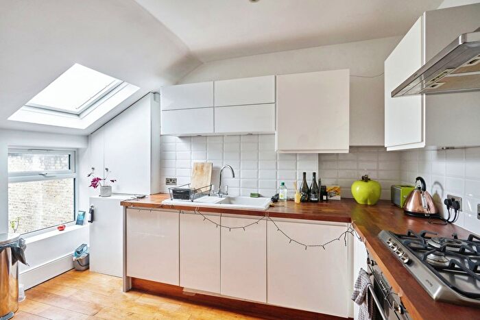 2 Bedroom Cottage To Rent In Abbeville Road, SW4