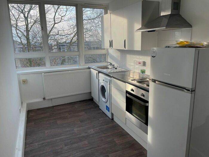 2 Bedroom Flat To Rent In Baldry Gardens, London, SW16