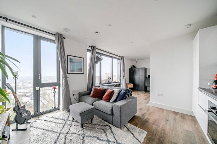 1 Bedroom Flat For Sale In Ascot House, Mill Mead, Staines, TW18