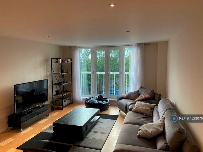 2 Bedroom Flat To Rent In Shore Point, Buckhurst Hill, IG9