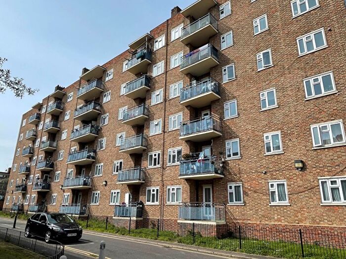 2 Bedroom Flat To Rent In Woolridge Way, London, E9
