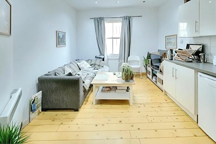 1 Bedroom Flat To Rent In Sanford Lane, Hackney, London, N16