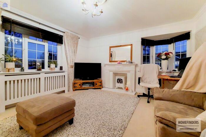 2 Bedroom Flat To Rent In Mount Crescent, Brentwood, CM14