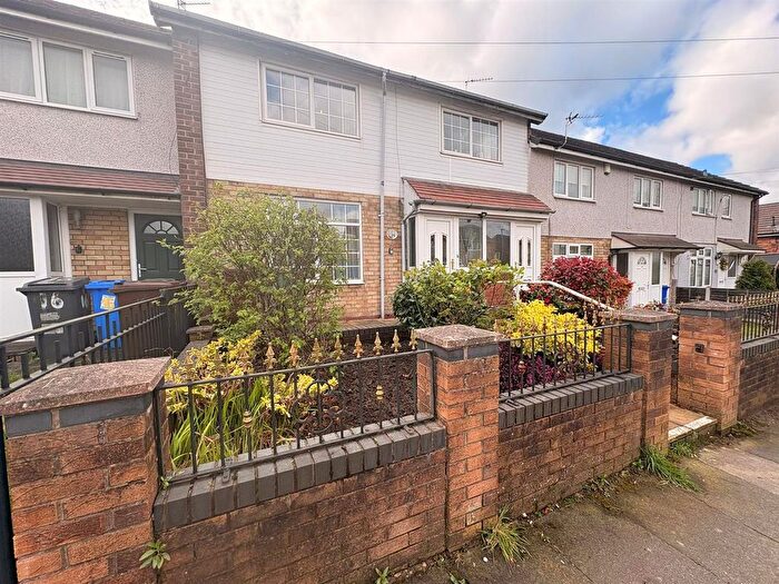 3 Bedroom Property For Sale In Colbourne Grove, Hattersley, SK14