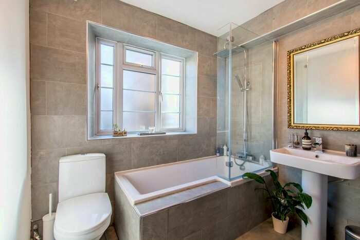 3 Bedroom Flat To Rent In Streatham High Road, Streatham, London, SW16