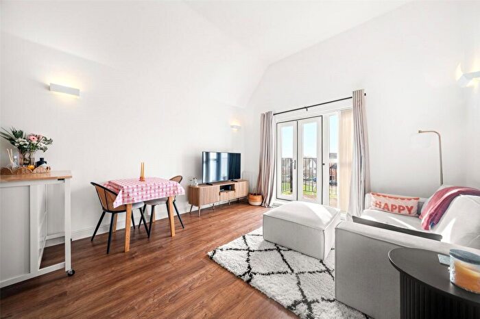 2 Bedroom Apartment For Sale In Outfield Crescent, Wokingham, Berkshire, RG40