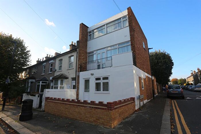 1 Bedroom Flat To Rent In Grosvenor Park Road, Walthamstow, London, E17