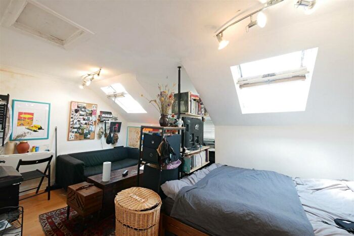 Studio To Rent In Somerfield Road, Finsbury Park, N4