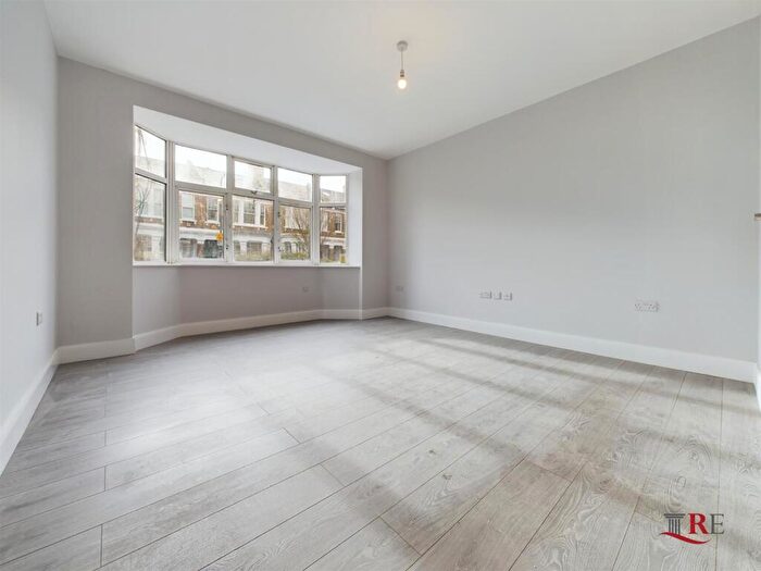 2 Bedroom Flat To Rent In Windermere Avenue, Queens Park, London, NW6