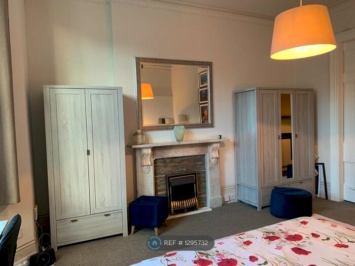 1 Bedroom Flat To Rent In St. Margarets Road, Twickenham TW1