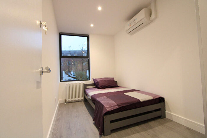 3 Bedroom Flat To Rent In Parkgate Road, London, SW11