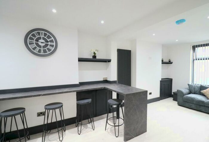 2 Bedroom Flat To Rent In Ground Floor, Hirwain Street, Cathays, Cardiff, CF24