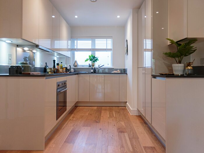 3 Bedroom Flat For Sale In Mullins Place, London, SW4