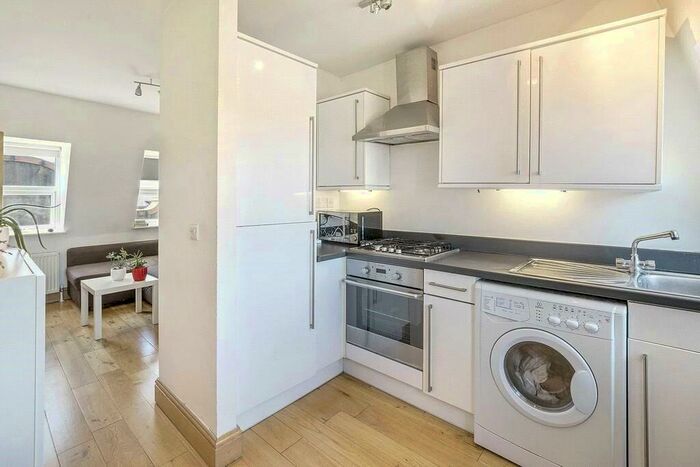 Apartment To Rent In High Road, London, N2