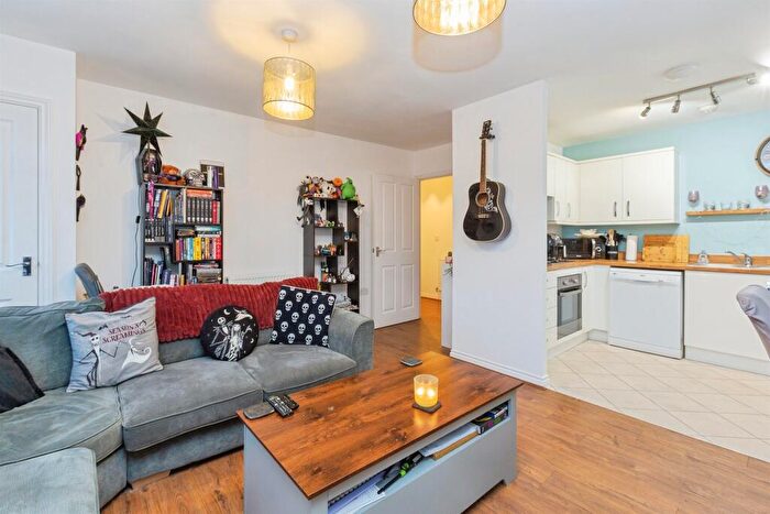 2 Bedroom Flat For Sale In Copia Crescent, Leighton Buzzard, LU7