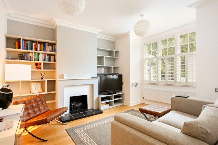 2 Bedroom Flat To Rent In Balham Park Road, London, SW12