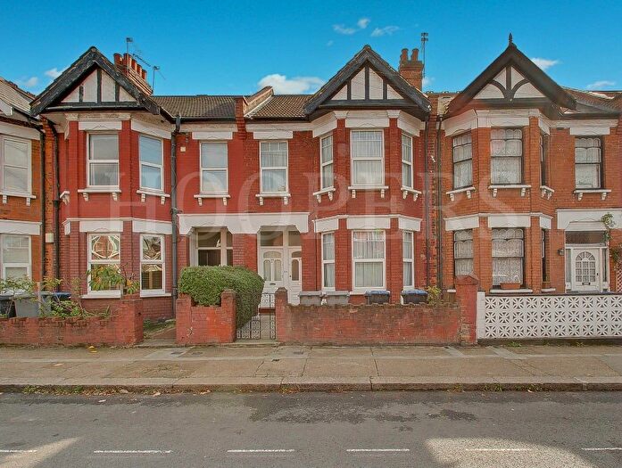 4 Bedroom Maisonette For Sale In Temple Road, London, NW2