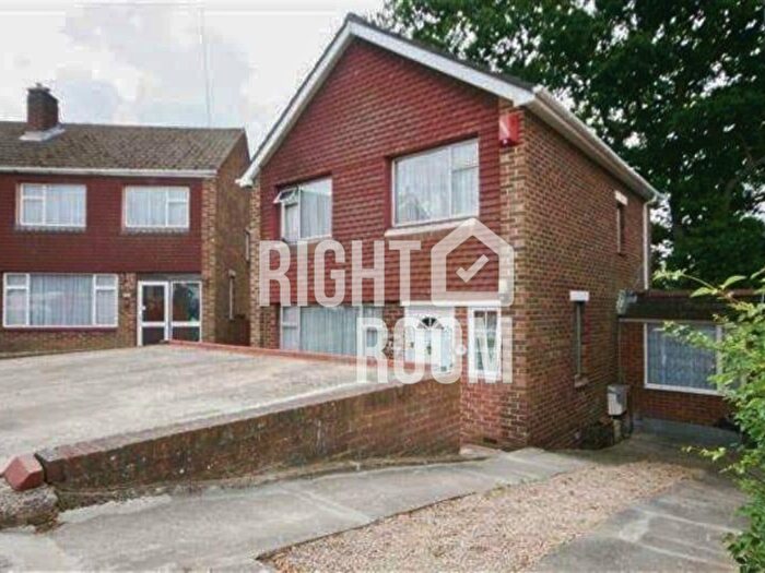 4 Bedroom Detached House To Rent In Bed House, Warren Close, Southampton, SO16