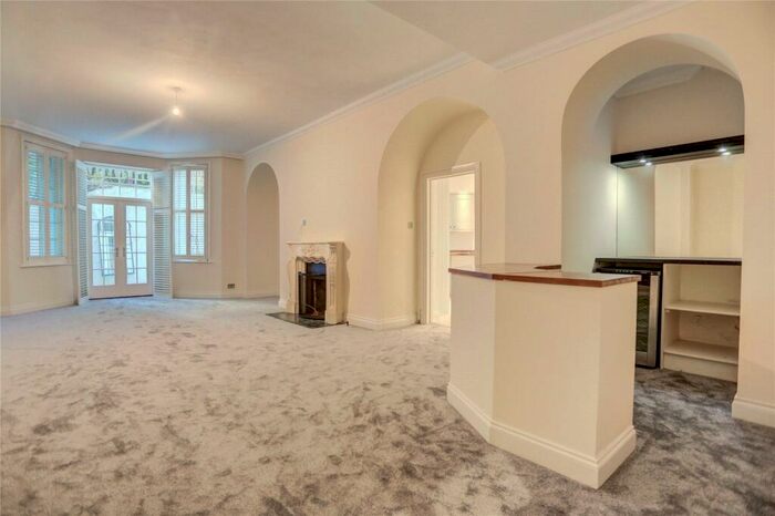 3 Bedroom Apartment To Rent In Kings Gardens, Hove, BN3