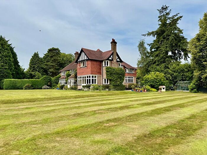 6 Bedroom Detached House For Sale In Vicarage Lane, Bovingdon, HP3
