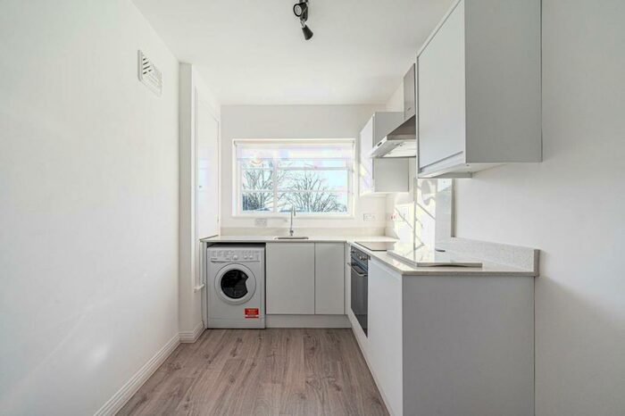 2 Bedroom Flat To Rent In Denison Close, Hampstead Garden Suburb, London, N2