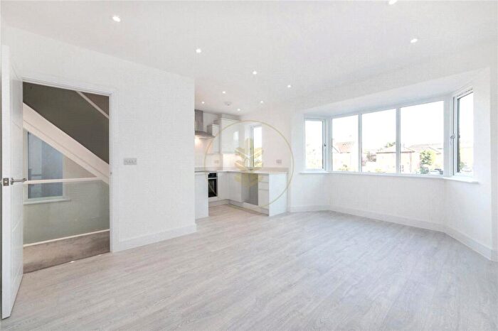 2 Bedroom Duplex To Rent In The Vale, London, NW11
