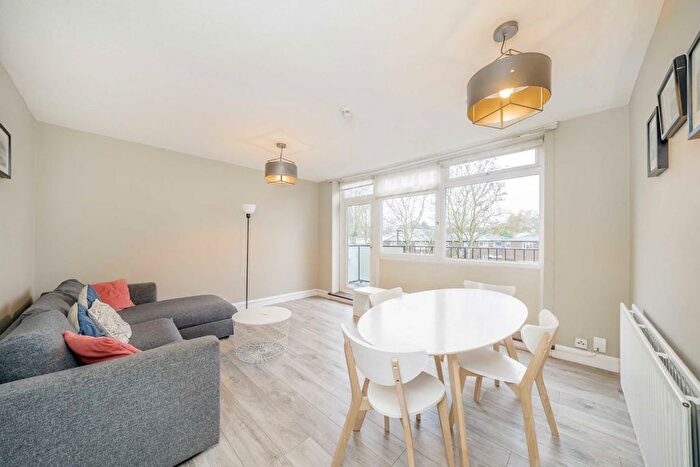 3 Bedroom Flat To Rent In Park Hill, Clapham South, SW4