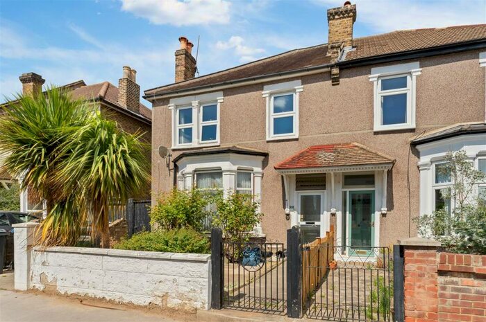 2 Bedroom Flat To Rent In Farnley Road, London, SE25