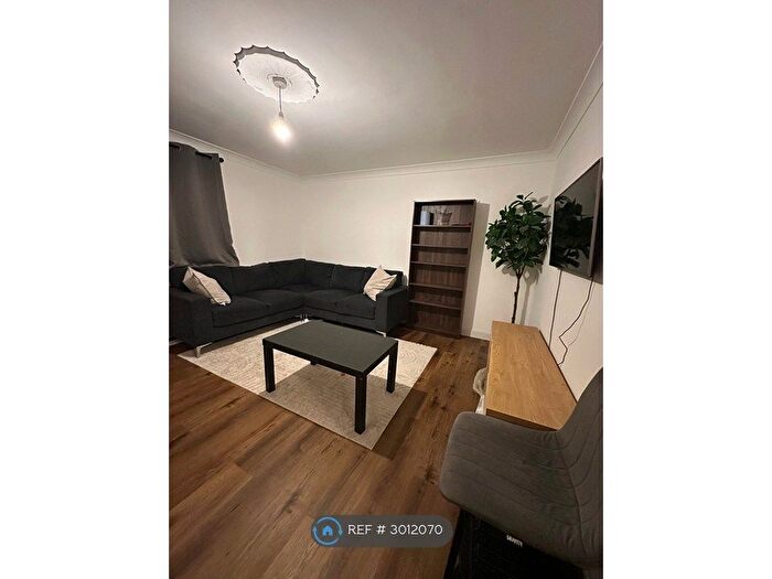 2 Bedroom Flat To Rent In Maple Court, Dagenham, RM8